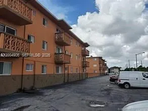 Foto de propiedad en 2330 NW 11th Street 24, Miami, FL 33125 Miami con MLS# 