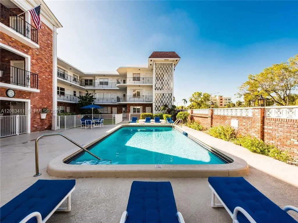 Foto de propiedad en 2340 NE 9th Street 210, Fort Lauderdale, FL 33304 Fort Lauderdale con MLS# 