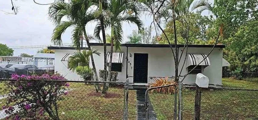 Foto de propiedad en 2345 NW 161st Street, Miami Gardens, FL 33054 Miami Gardens con MLS# 