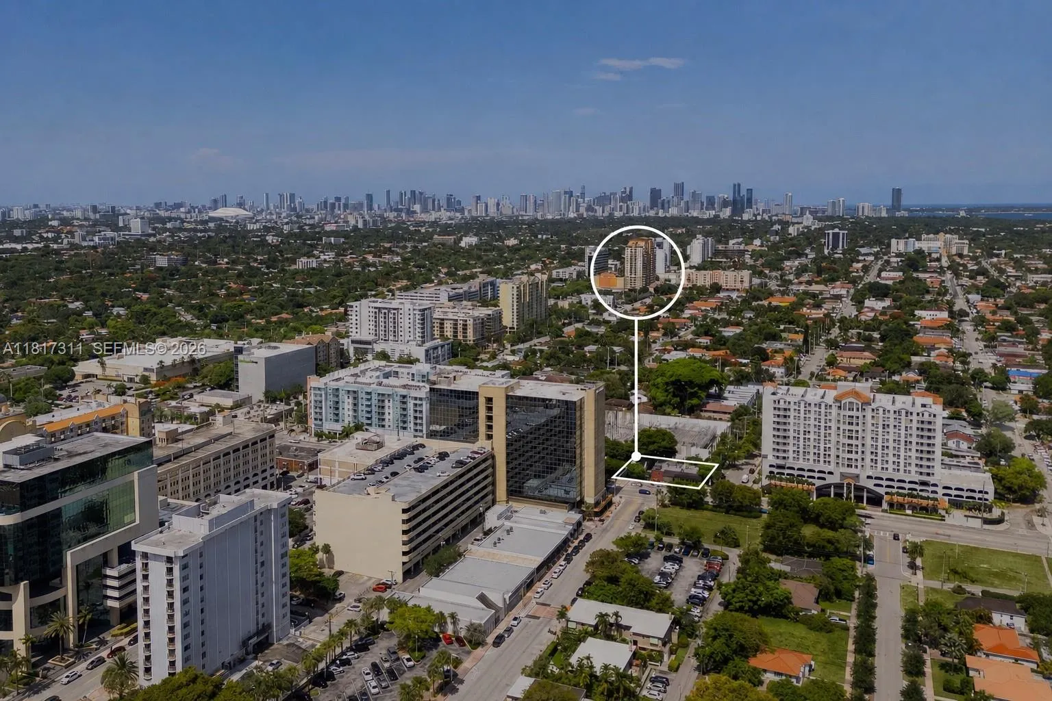 Foto de propiedad en 2345 SW 37th Avenue, Miami, FL 33145 Miami con MLS# 