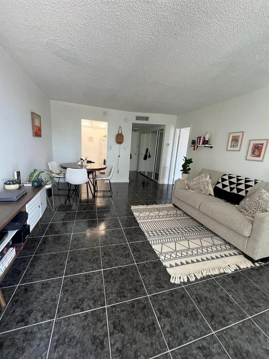 En Renta 2350 NE 135th Street 208, North Miami, FL 33181, North Miami, FL 33181