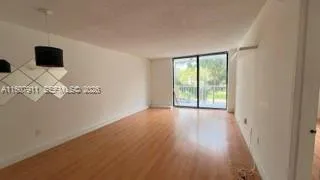 Foto de propiedad en 2350 NE 135th Street 212, North Miami, FL 33181 North Miami con MLS# 