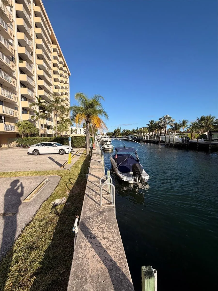 Foto de propiedad en 2350 NE 135th Street 503, North Miami, FL 33181 North Miami con MLS# 