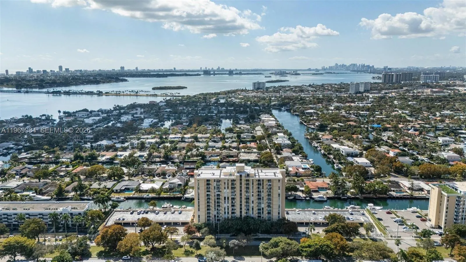 Foto de propiedad en 2350 NE 135th Street 811, North Miami, FL 33181 North Miami con MLS# 