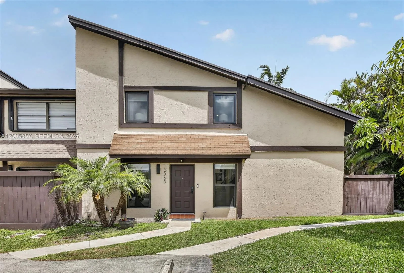 Foto de propiedad en 2360 Bayberry Drive 2360, Pembroke Pines, FL 33024 Pembroke Pines con MLS# 