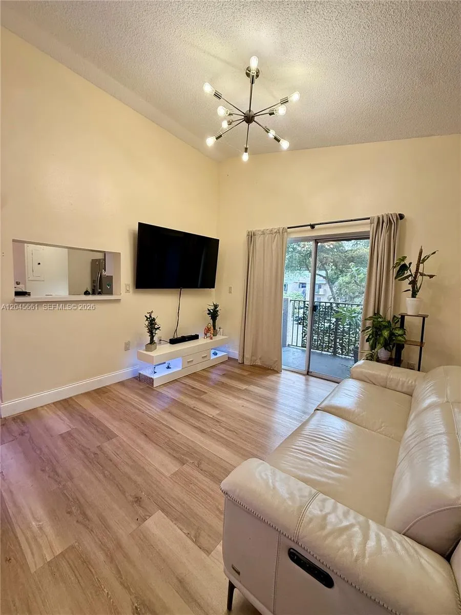 Foto de propiedad en 2361 NW 96th Terrace 18H, Pembroke Pines, FL 33024 Pembroke Pines con MLS# 