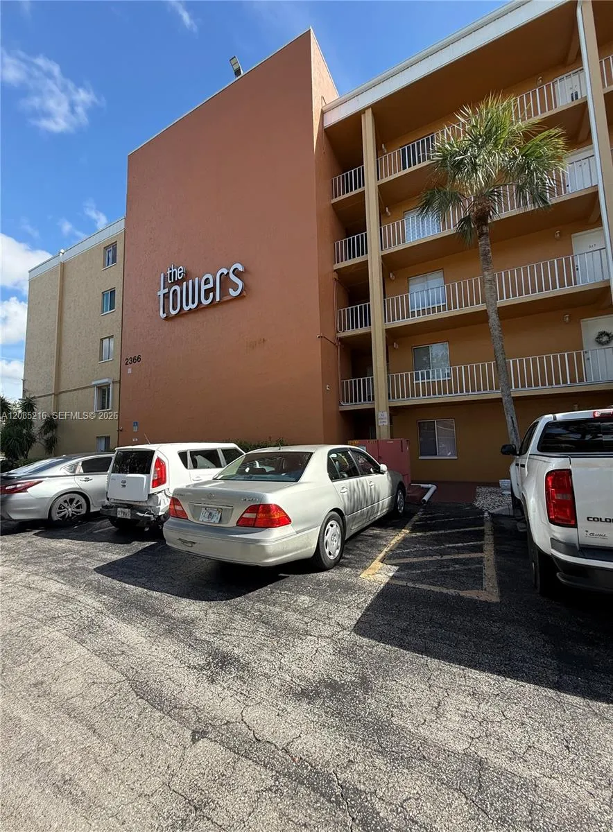 Foto de propiedad en 2366 E Mall Drive 308, Fort Myers, FL 33901 Fort Myers con MLS# 