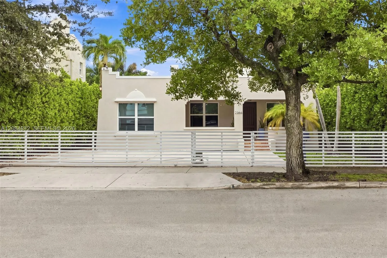 Foto de propiedad en 2366 SW 10th Street, Miami, FL 33135 Miami con MLS# 