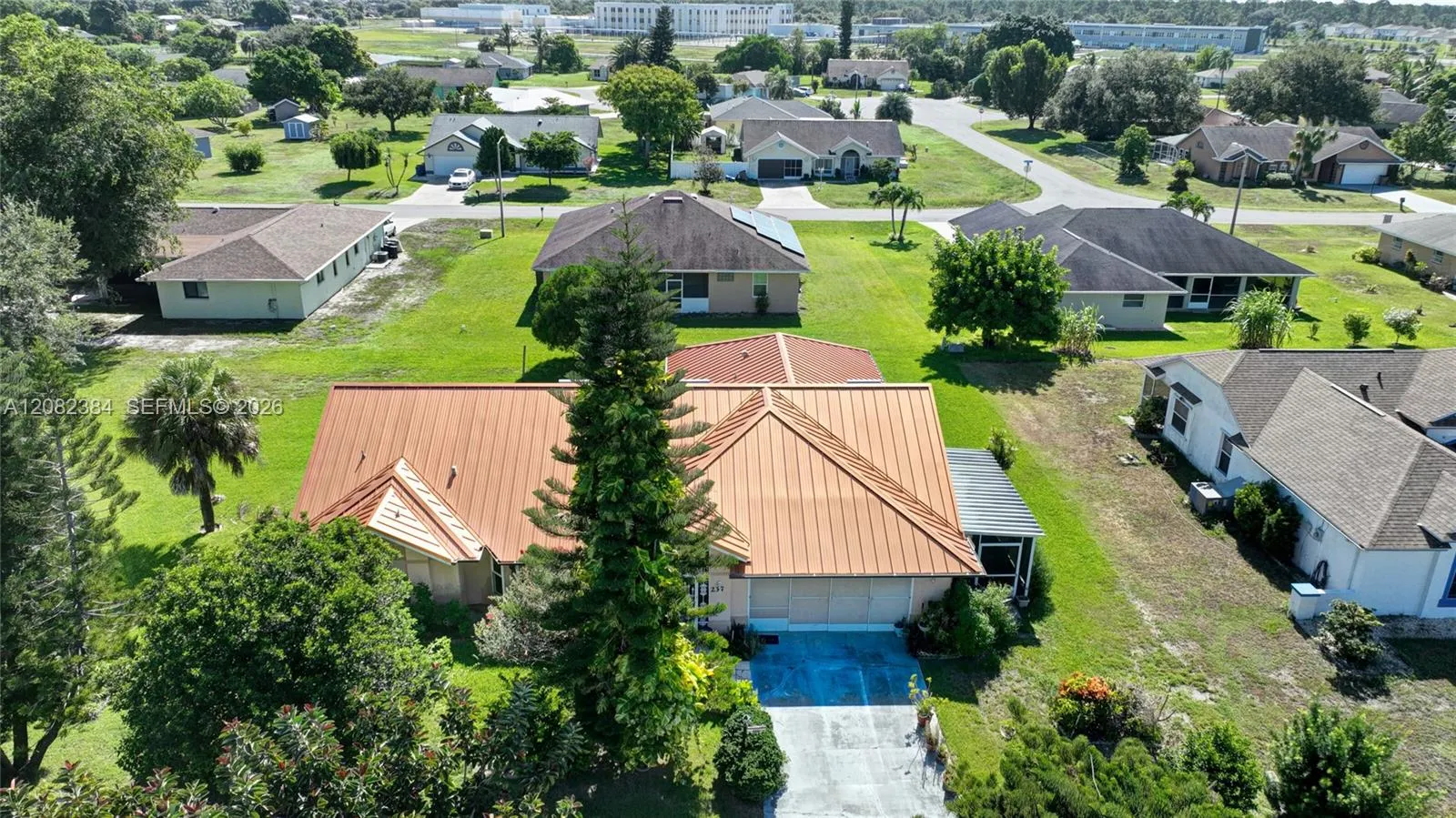 Foto de propiedad en 237 Lauberge Court, Lehigh Acres, FL 33936 Lehigh Acres con MLS# 