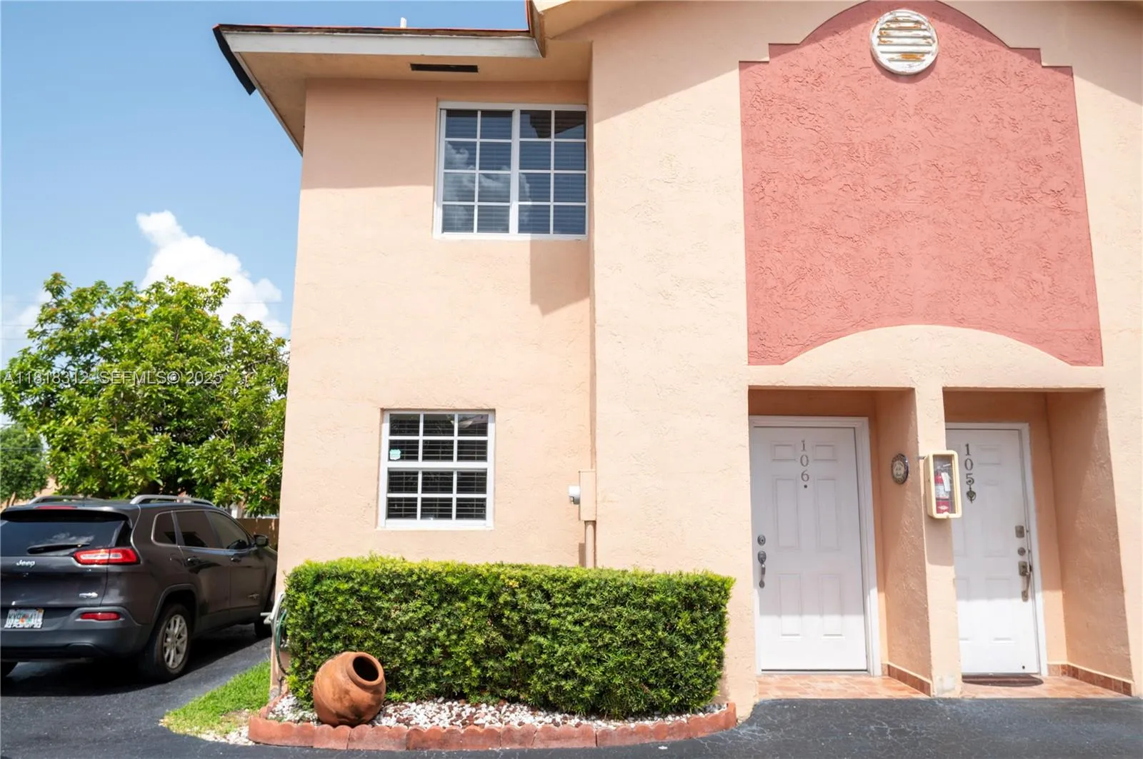 Foto de propiedad en 2375 W 74th Street 106-6, Hialeah, FL 33016 Hialeah con MLS# 