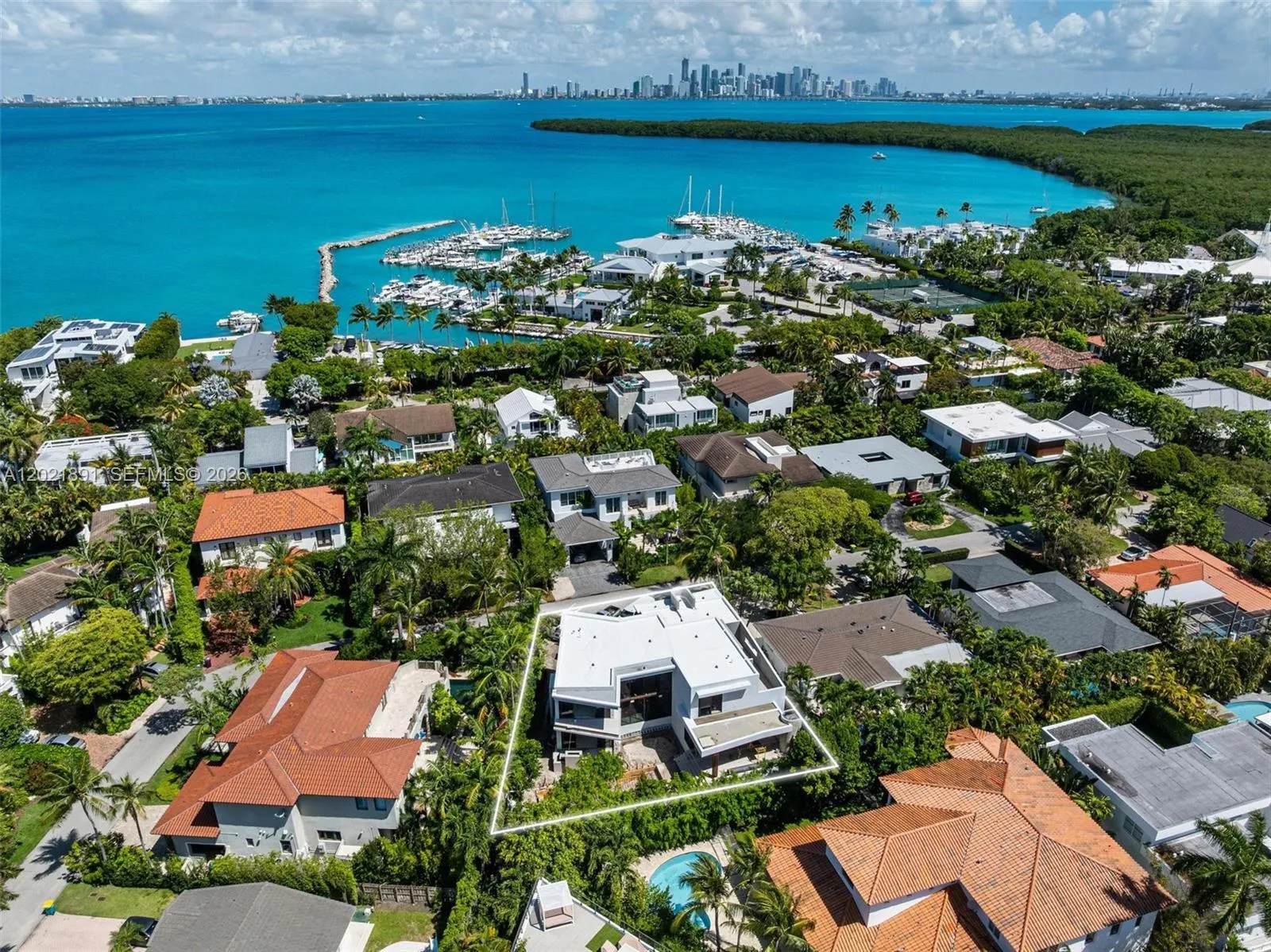 Foto de propiedad en 238 Buttonwood Drive, Key Biscayne, FL 33149 Key Biscayne con MLS# 