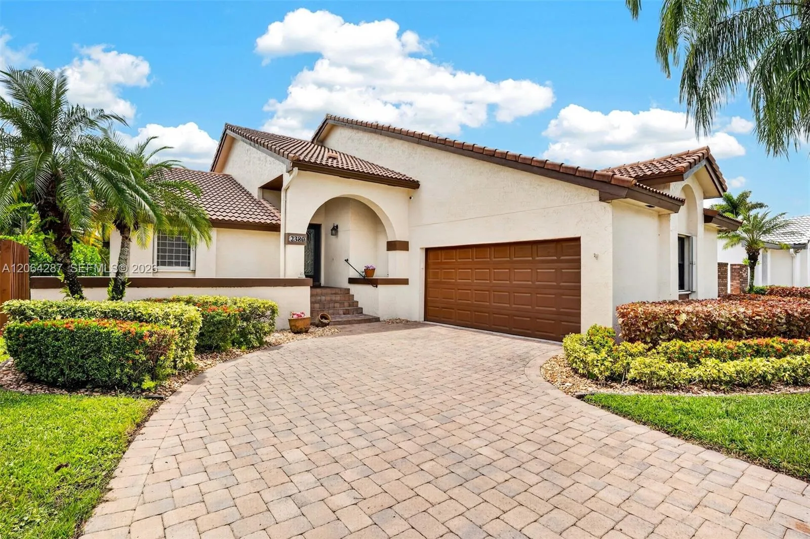 Foto de propiedad en 2380 Tallahassee, Weston, FL 33326 Weston con MLS# 