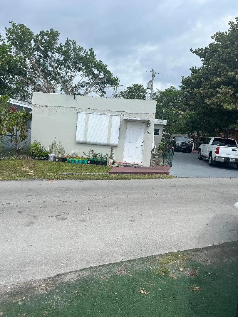 Foto de propiedad en 2381 NE 137 Street, North Miami Beach, FL 33181 North Miami Beach con MLS# 