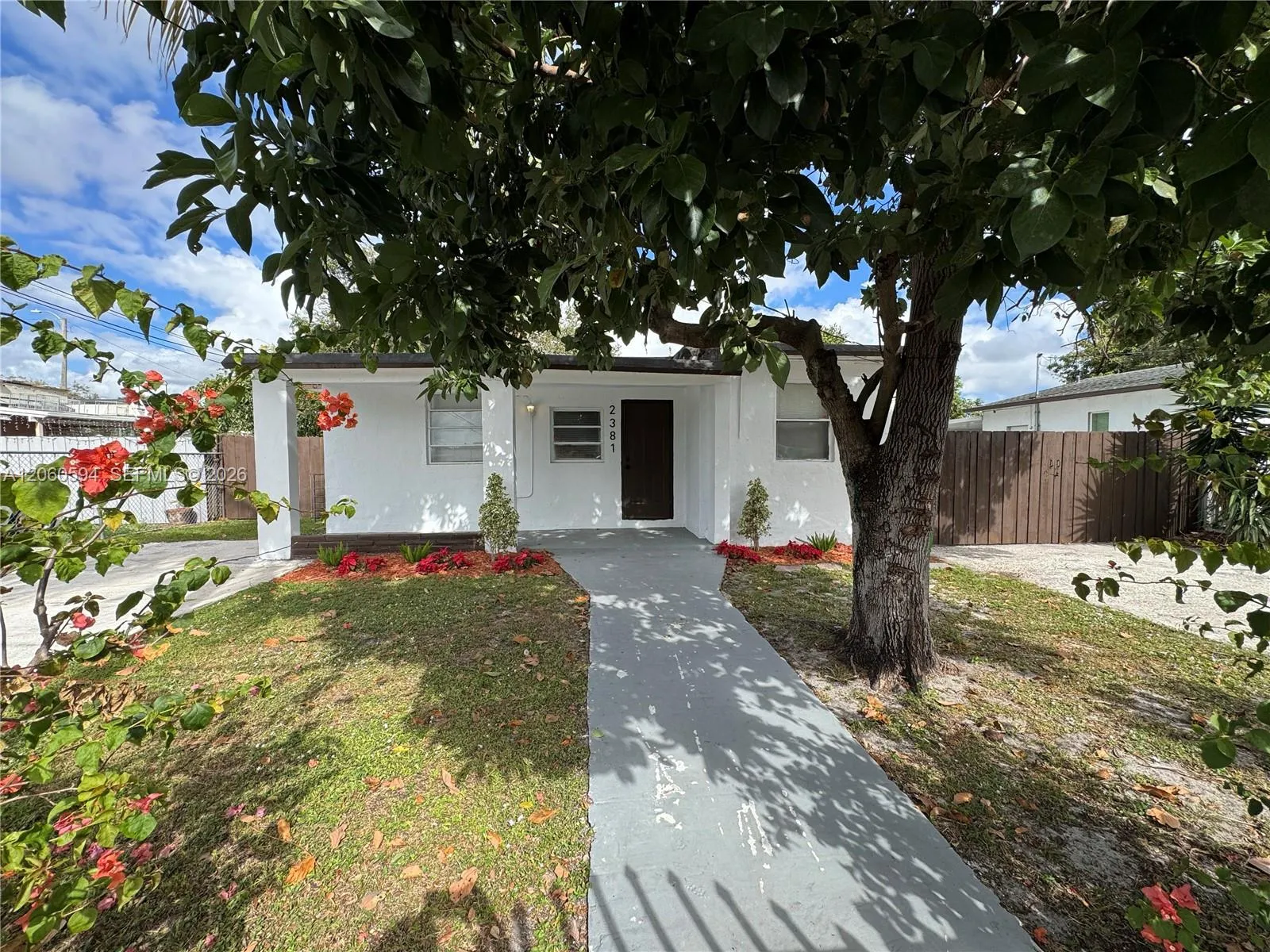 Foto de propiedad en 2381 NW 153rd Street, Miami Gardens, FL 33054 Miami Gardens con MLS# 