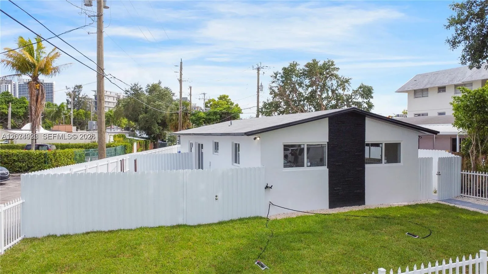 Foto de propiedad en 2388-2390 NE 173rd Street, North Miami Beach, FL 33160 North Miami Beach con MLS# 
