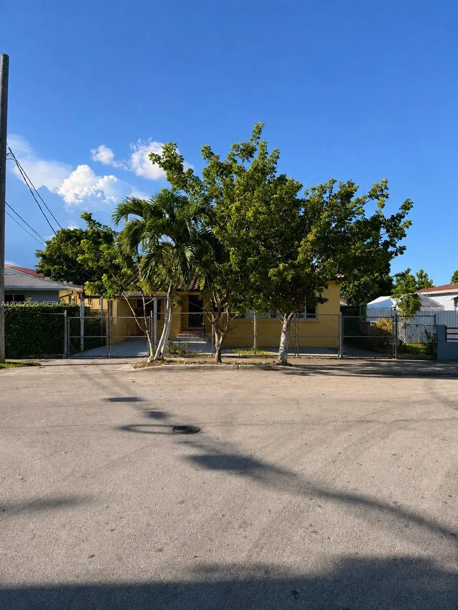 Foto de propiedad en 2395 SW 2nd Street 2395, Miami, FL 33135 Miami con MLS# 