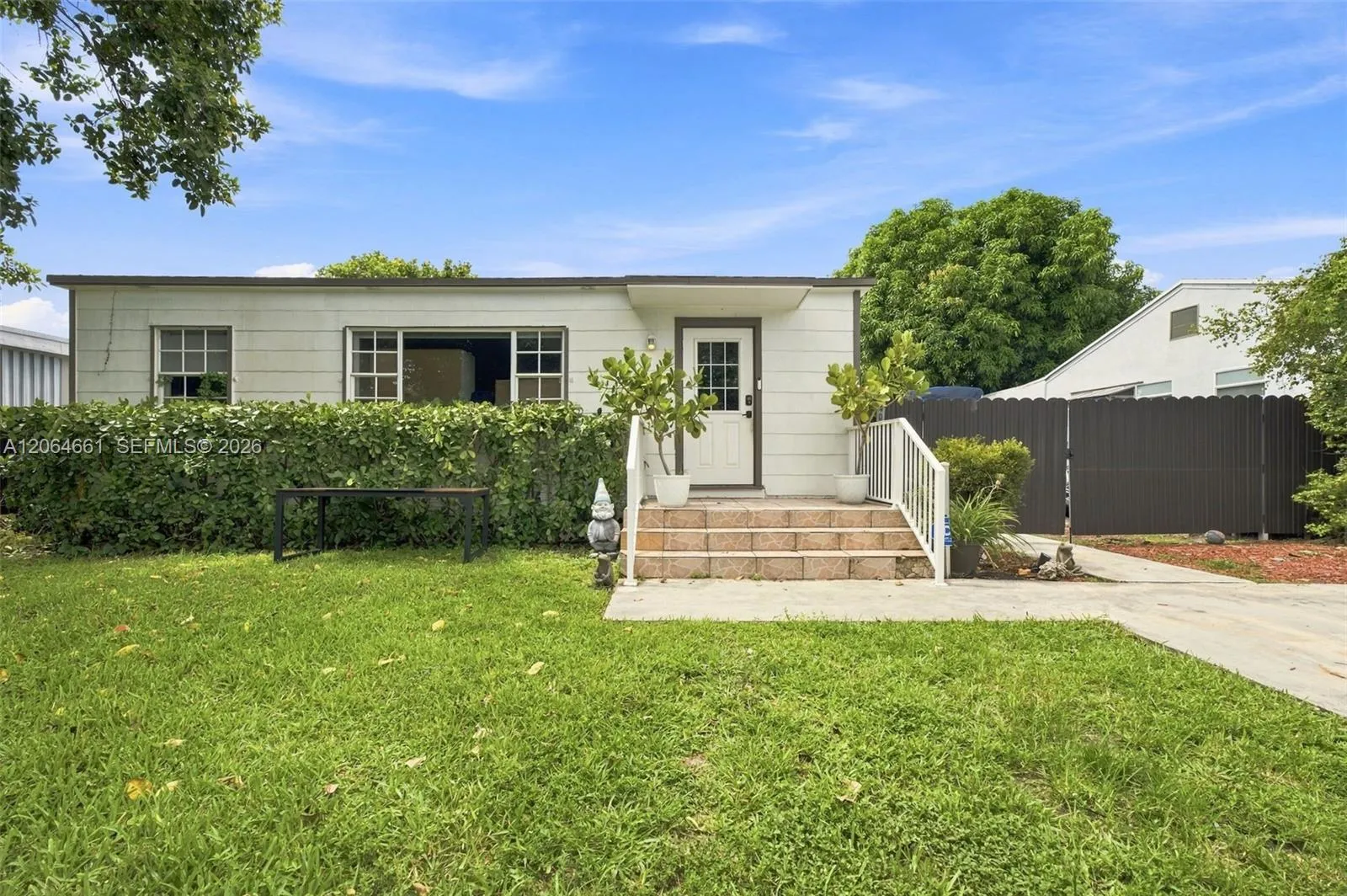 Foto de propiedad en 240 Carlisle Drive, Miami Springs, FL 33166 Miami Springs con MLS# 