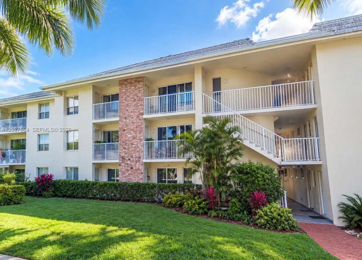 Foto de propiedad en 240 Galen Drive 110, Key Biscayne, FL 33149 Key Biscayne con MLS# 