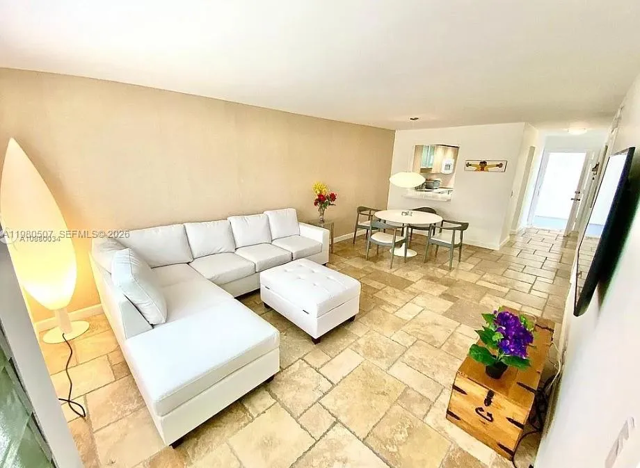 Foto de propiedad en 240 Galen Drive 314, Key Biscayne, FL 33149 Key Biscayne con MLS# 