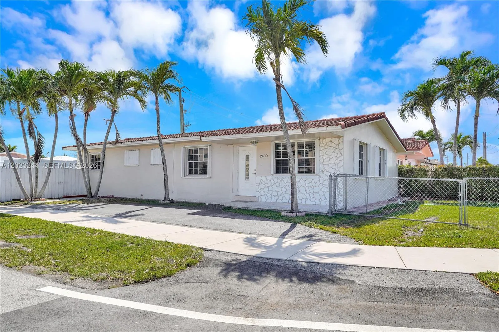 Foto de propiedad en 2400 SW 103rd Court, Miami, FL 33165 Miami con MLS# 