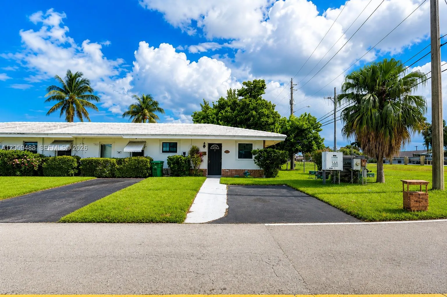 Foto de propiedad en 2401 NW 52nd Street, Tamarac, FL 33309 Tamarac con MLS# 