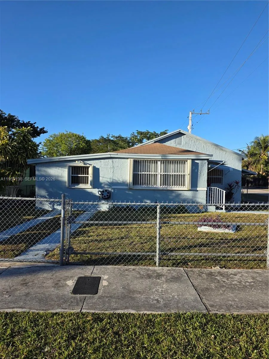 Foto de propiedad en 2401 NW 56th Street, Miami, FL 33142 Miami con MLS# 