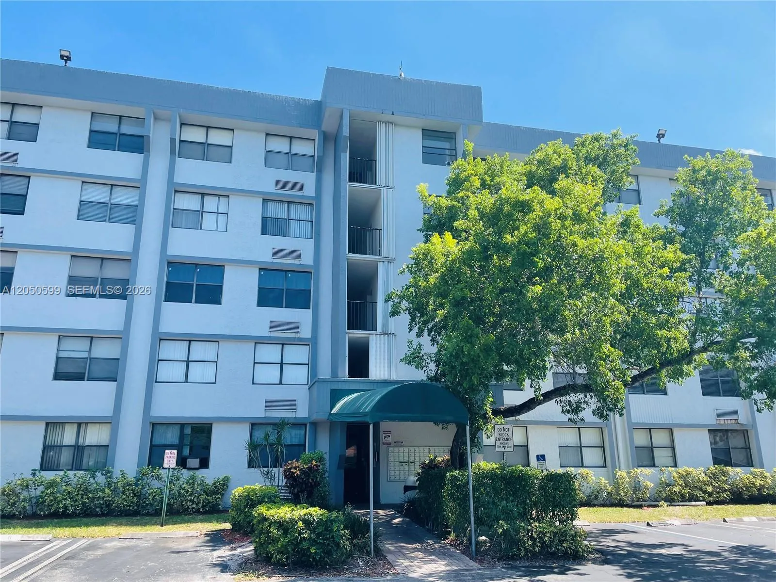 Foto de propiedad en 2401 Riverside Drive 114-B, Coral Springs, FL 33065 Coral Springs con MLS# 