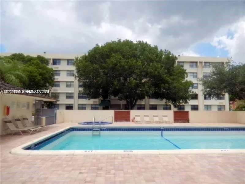Foto de propiedad en 2401 Riverside Drive 408-B, Coral Springs, FL 33065 Coral Springs con MLS# 