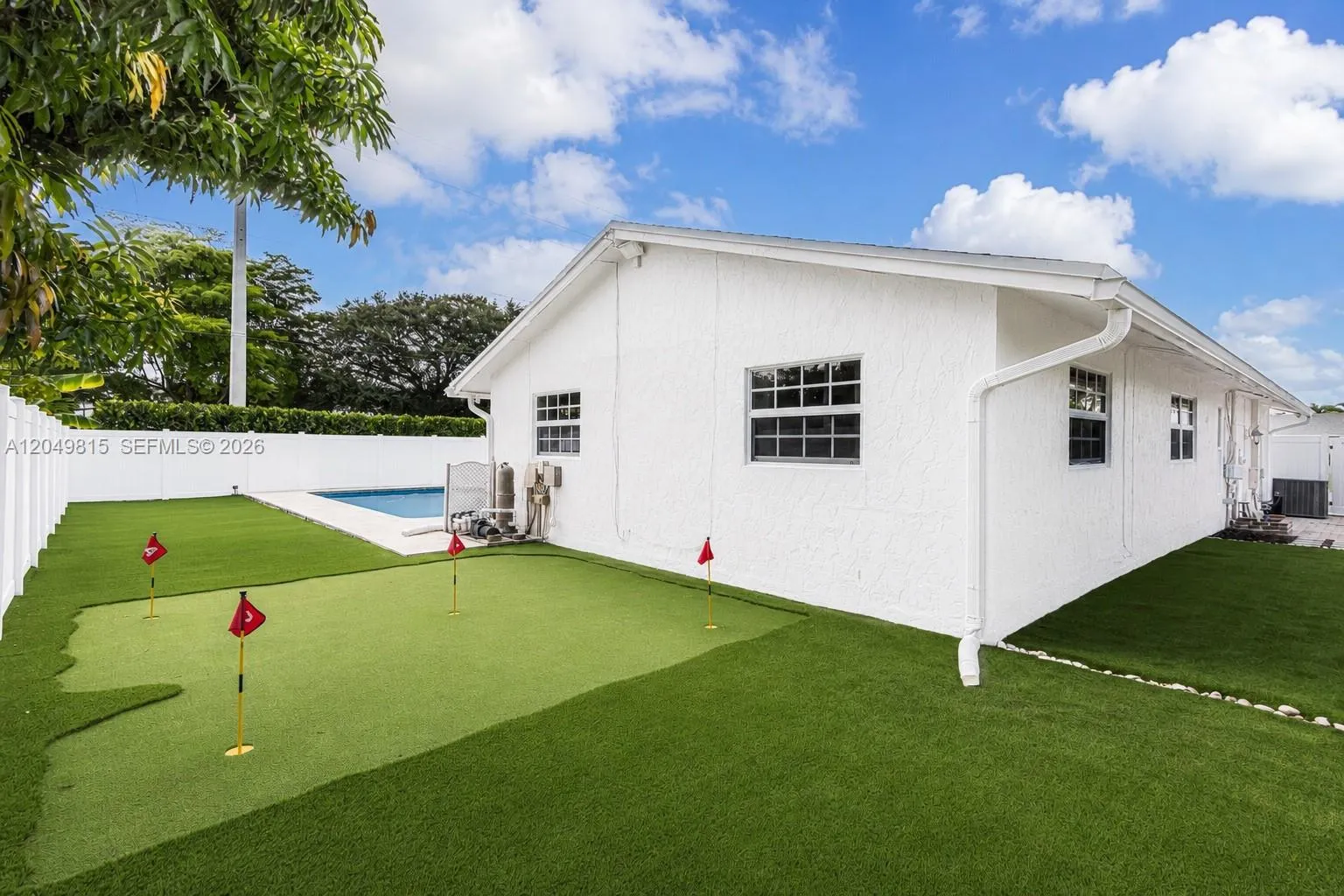 Foto de propiedad en 2403 SW 12th Court, Deerfield Beach, FL 33442 Deerfield Beach con MLS# 