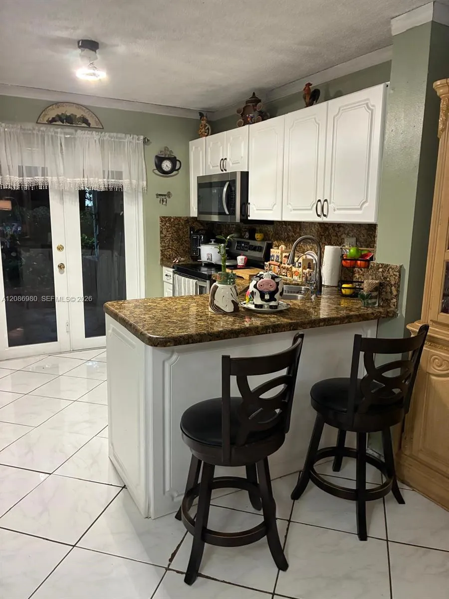 En Venta 2403 W 76th Street 102, Hialeah, FL 33016, Hialeah, FL 33016