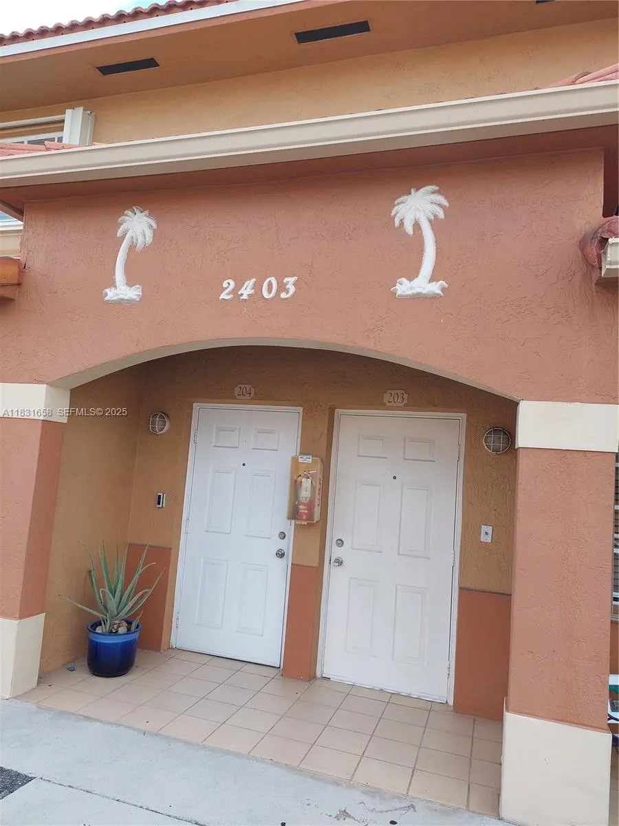 Foto de propiedad en 2403 W 76th Street 203, Hialeah, FL 33016 Hialeah con MLS# 