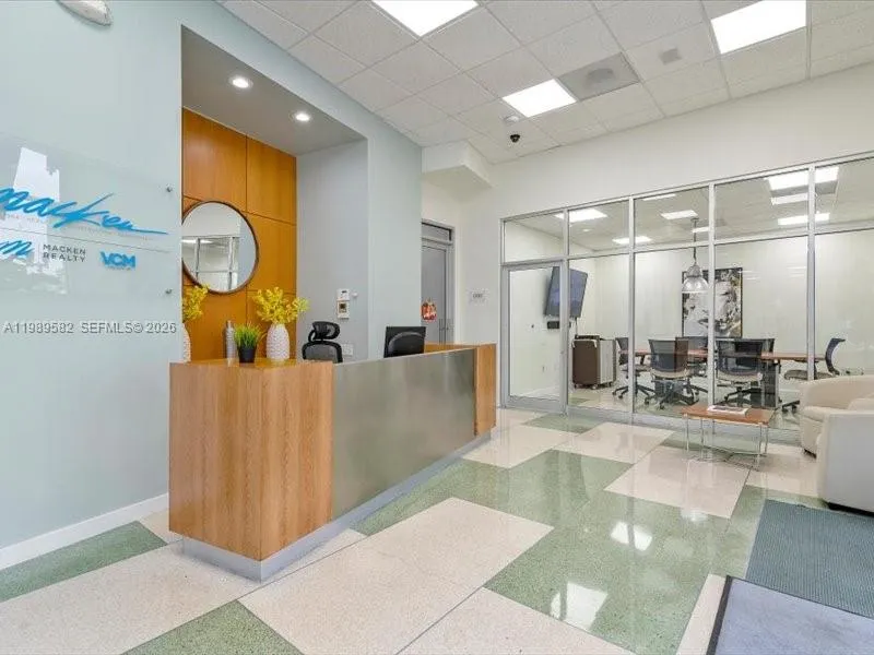 Foto de propiedad en 2404 Hollywood Boulevard, Hollywood, FL 33020 Hollywood con MLS# 