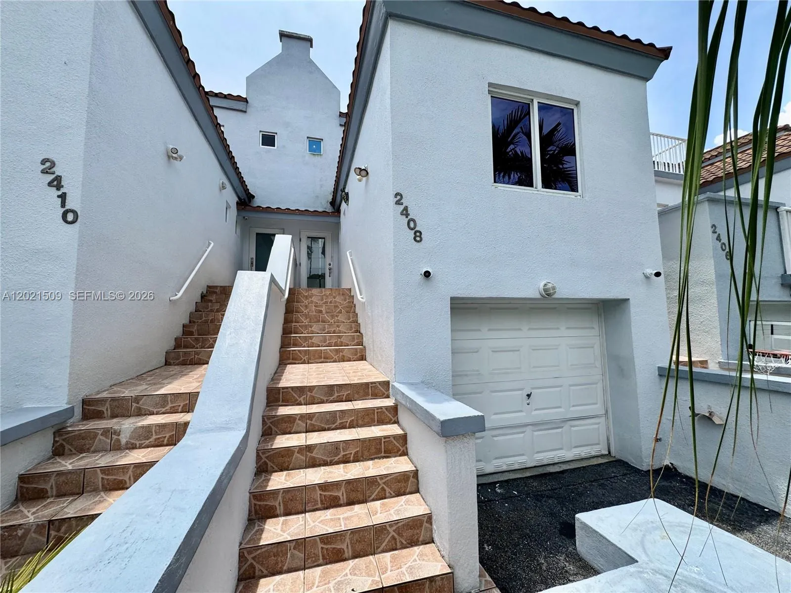 Foto de propiedad en 2408 NE 135th Street 2408, North Miami, FL 33181 North Miami con MLS# 