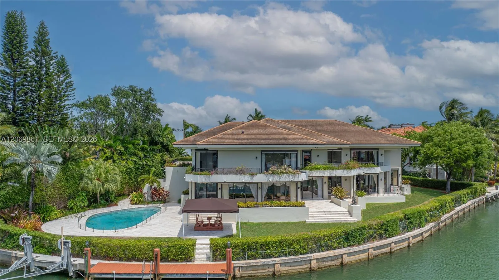Foto de propiedad en 241 Cape Florida Drive, Key Biscayne, FL 33149 Key Biscayne con MLS# 