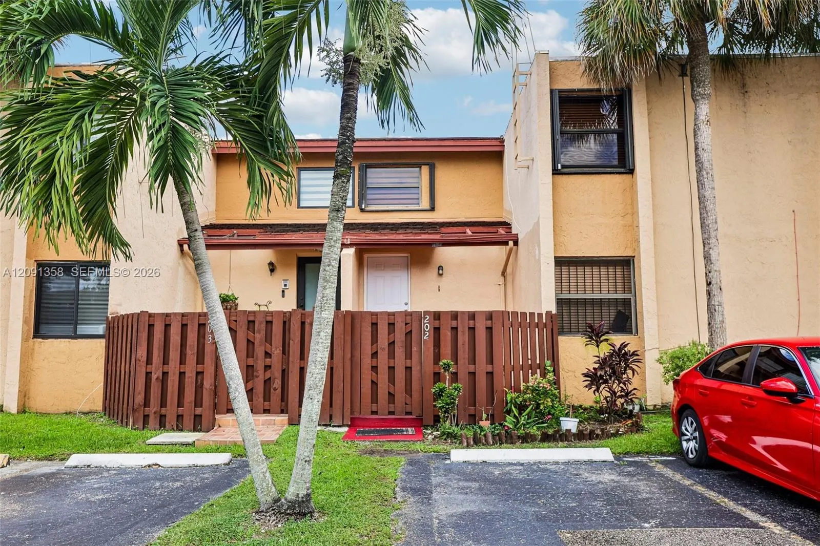 Foto de propiedad en 241 W Park Drive 5-202, Miami, FL 33172 Miami con MLS# 