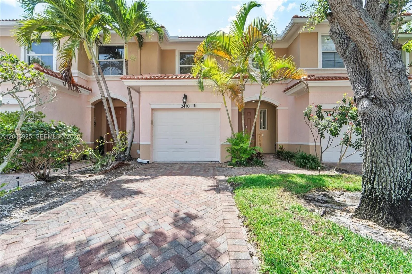 Foto de propiedad en 2410 Seminole Palms Drive, Greenacres, FL 33463 Greenacres con MLS# 