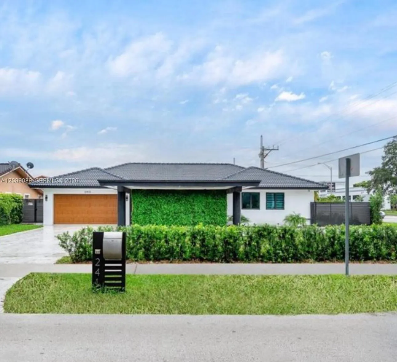 Foto de propiedad en 2410 SW 99th Avenue, Miami, FL 33165 Miami con MLS# 