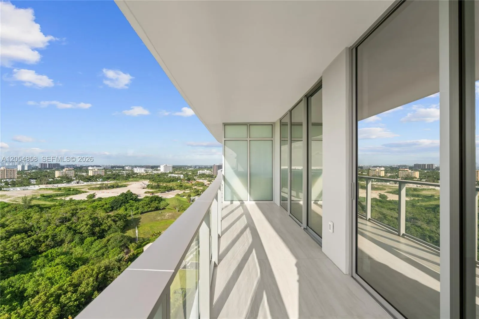 Foto de propiedad en 2411 Laguna Circle 1604, North Miami, FL 33181 North Miami con MLS# 
