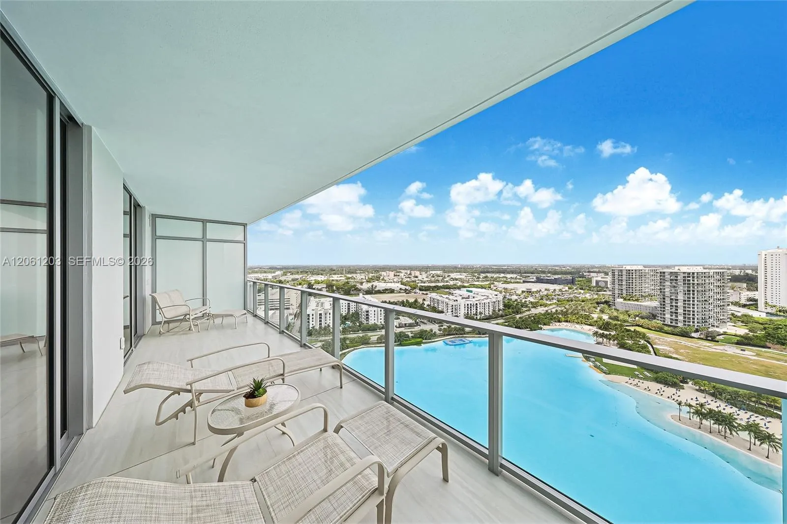 Foto de propiedad en 2411 Laguna Circle 2010, Miami, FL 33181 Miami con MLS#