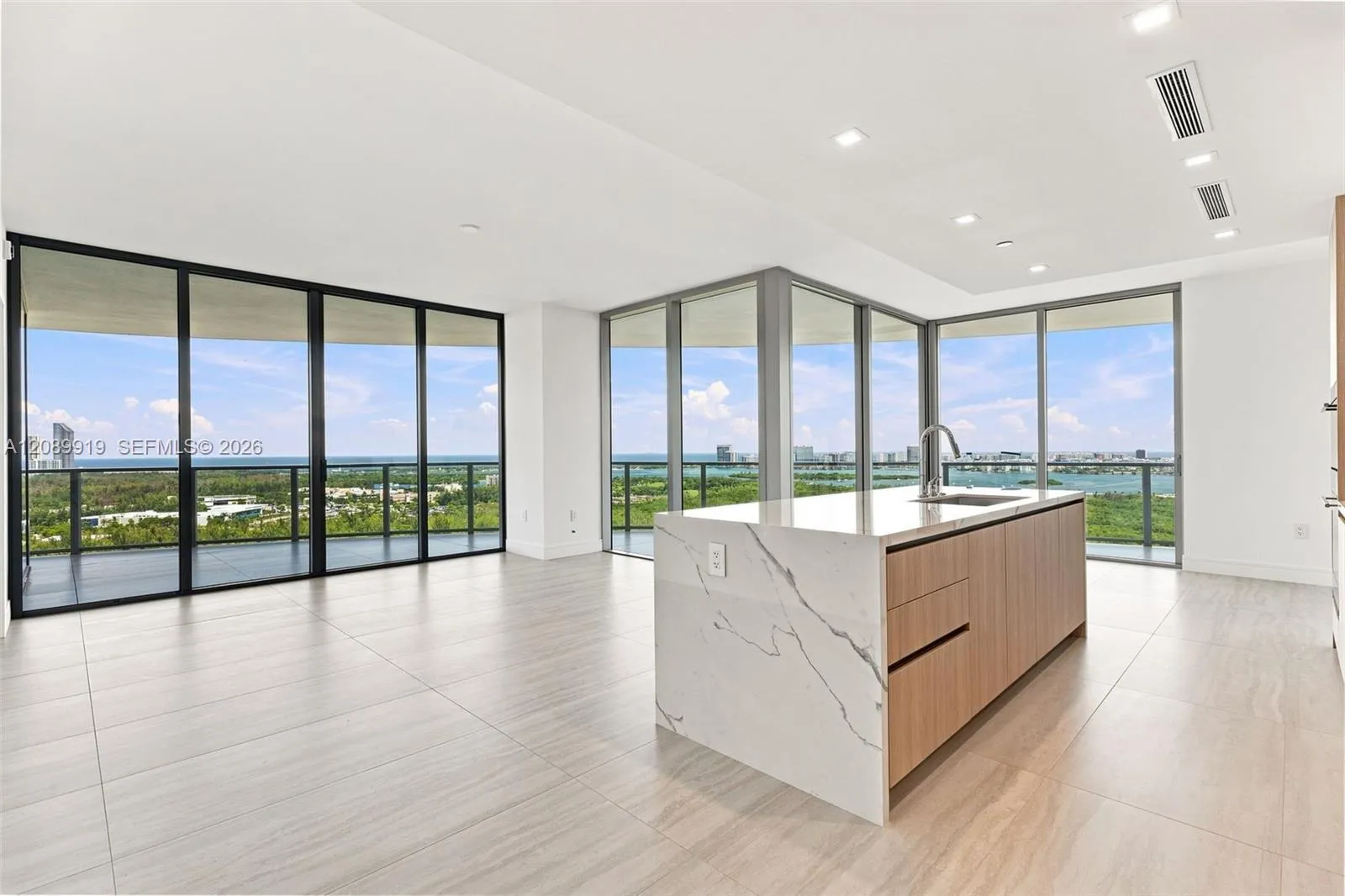 En Venta 2411 Laguna Circle 2301, North Miami, FL 33181, North Miami, FL 33181