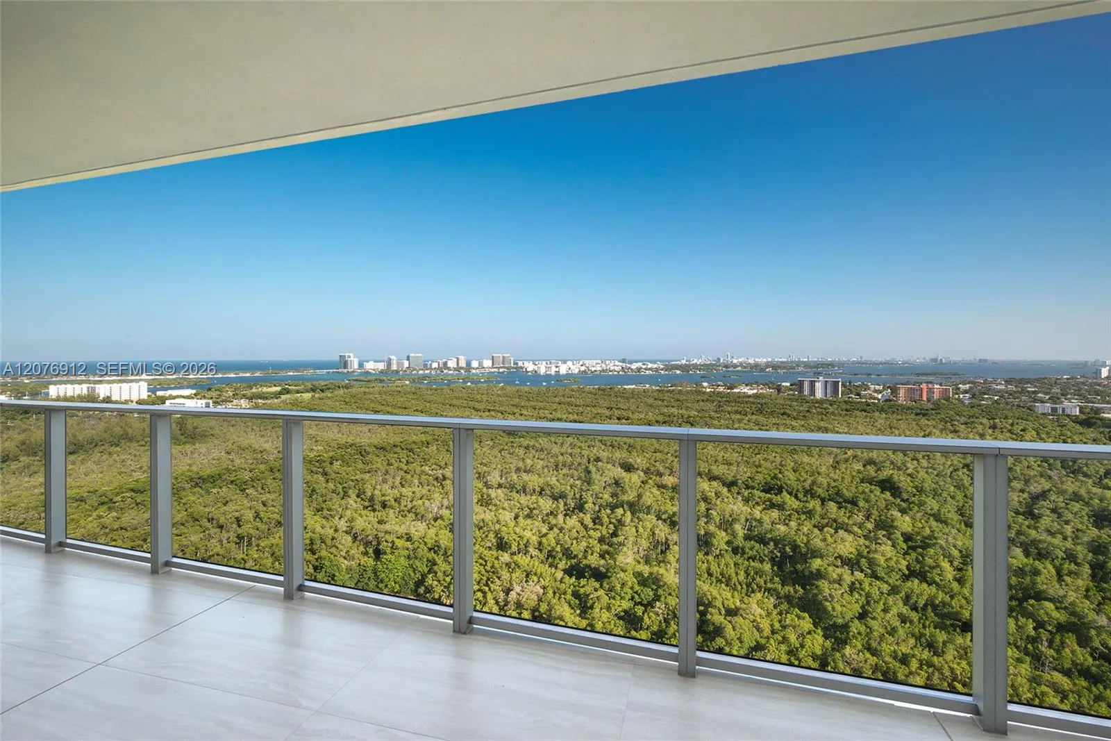 Foto de propiedad en 2411 Laguna Circle 2402, North Miami, FL 33181 North Miami con MLS# 