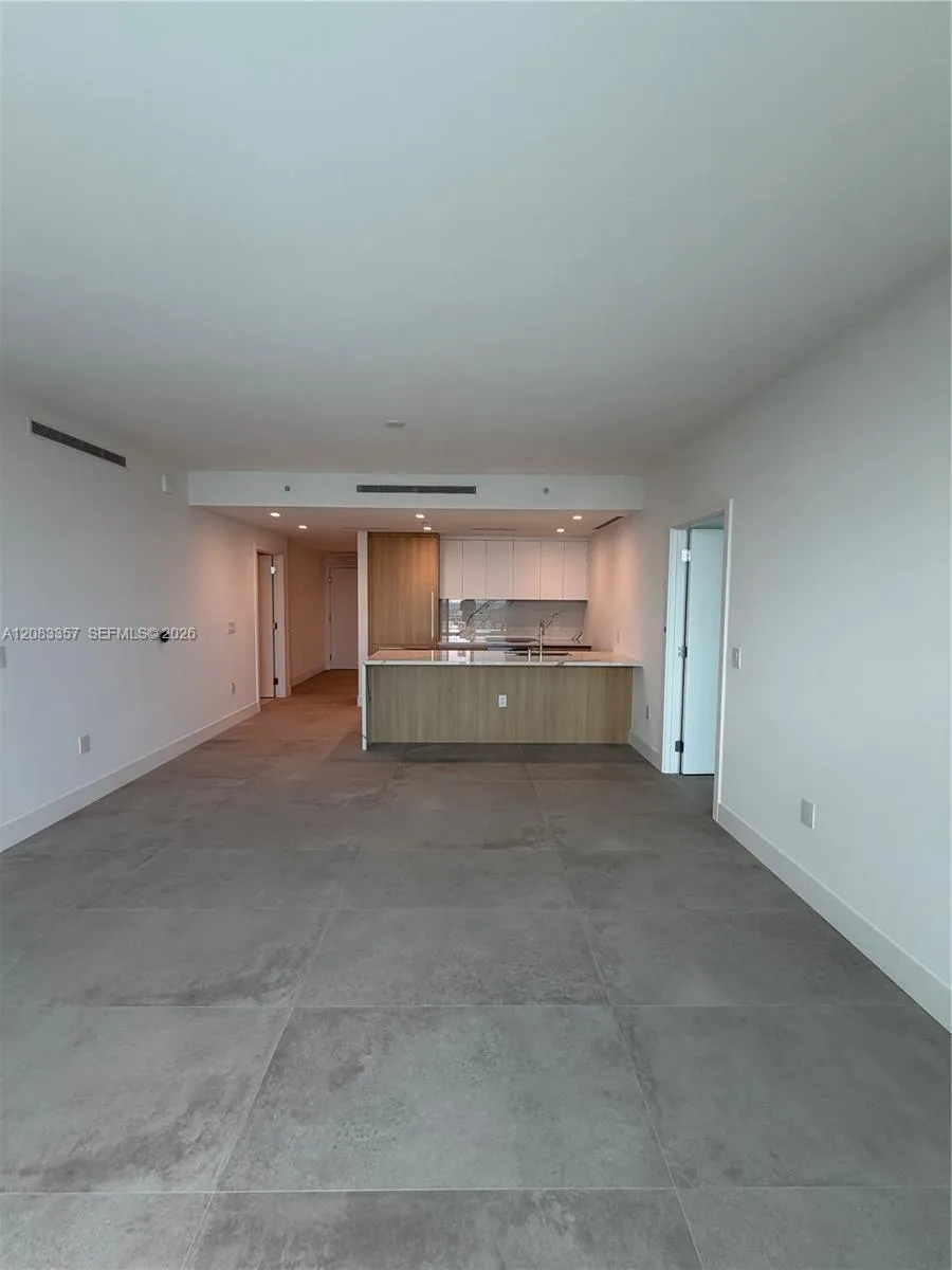 Foto de propiedad en 2411 Laguna Circle 2508, North Miami, FL 33181 North Miami con MLS# 