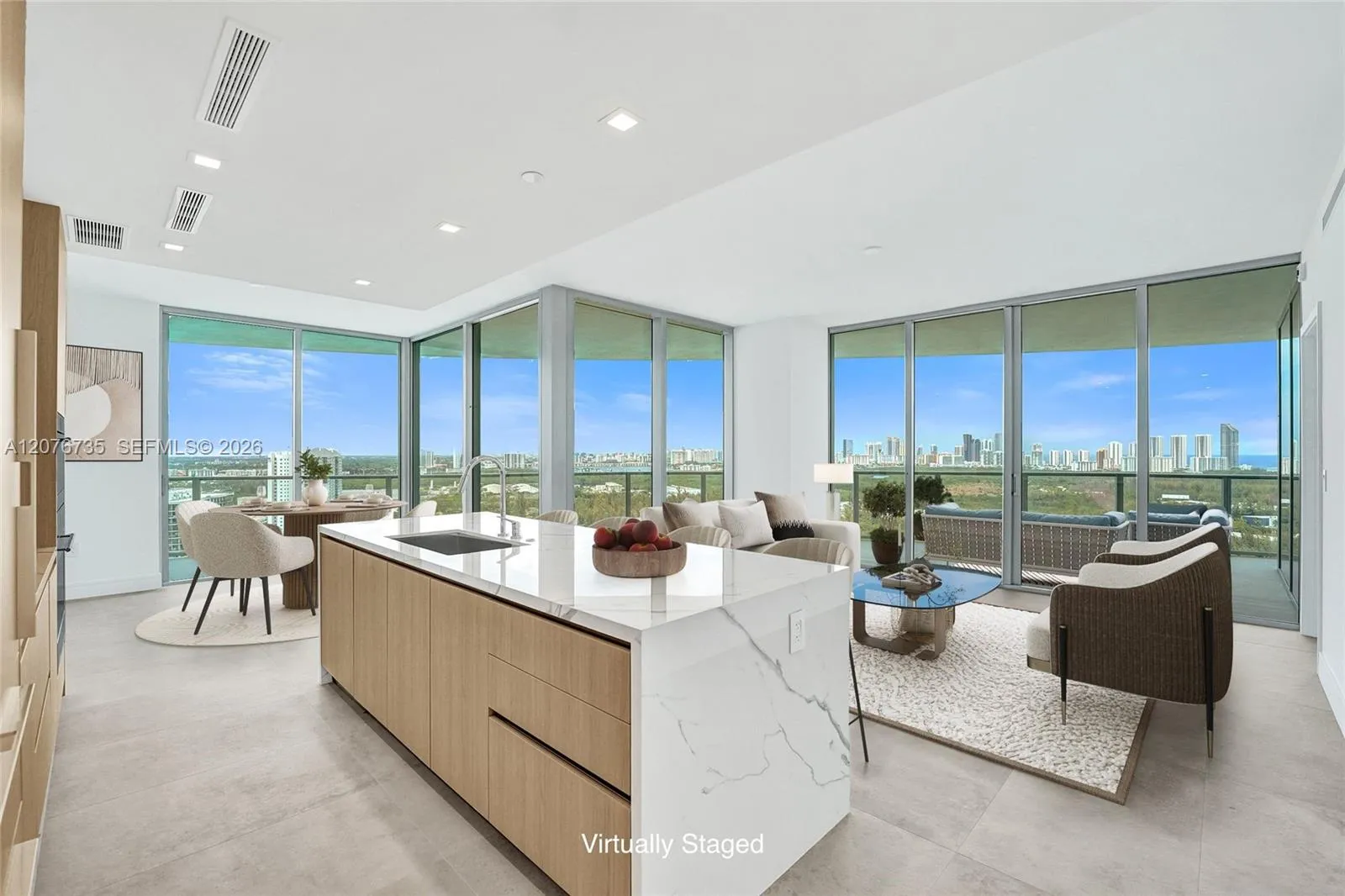 Foto de propiedad en 2411 Laguna Circle 2511, North Miami, FL 33181 North Miami con MLS# 