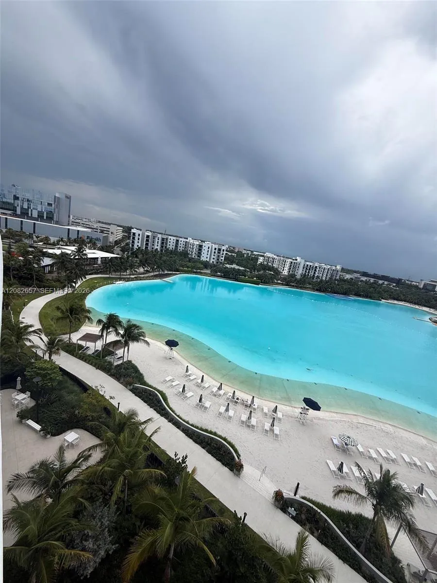 Foto de propiedad en 2411 Laguna Circle 2703, North Miami, FL 33181 North Miami con MLS# 