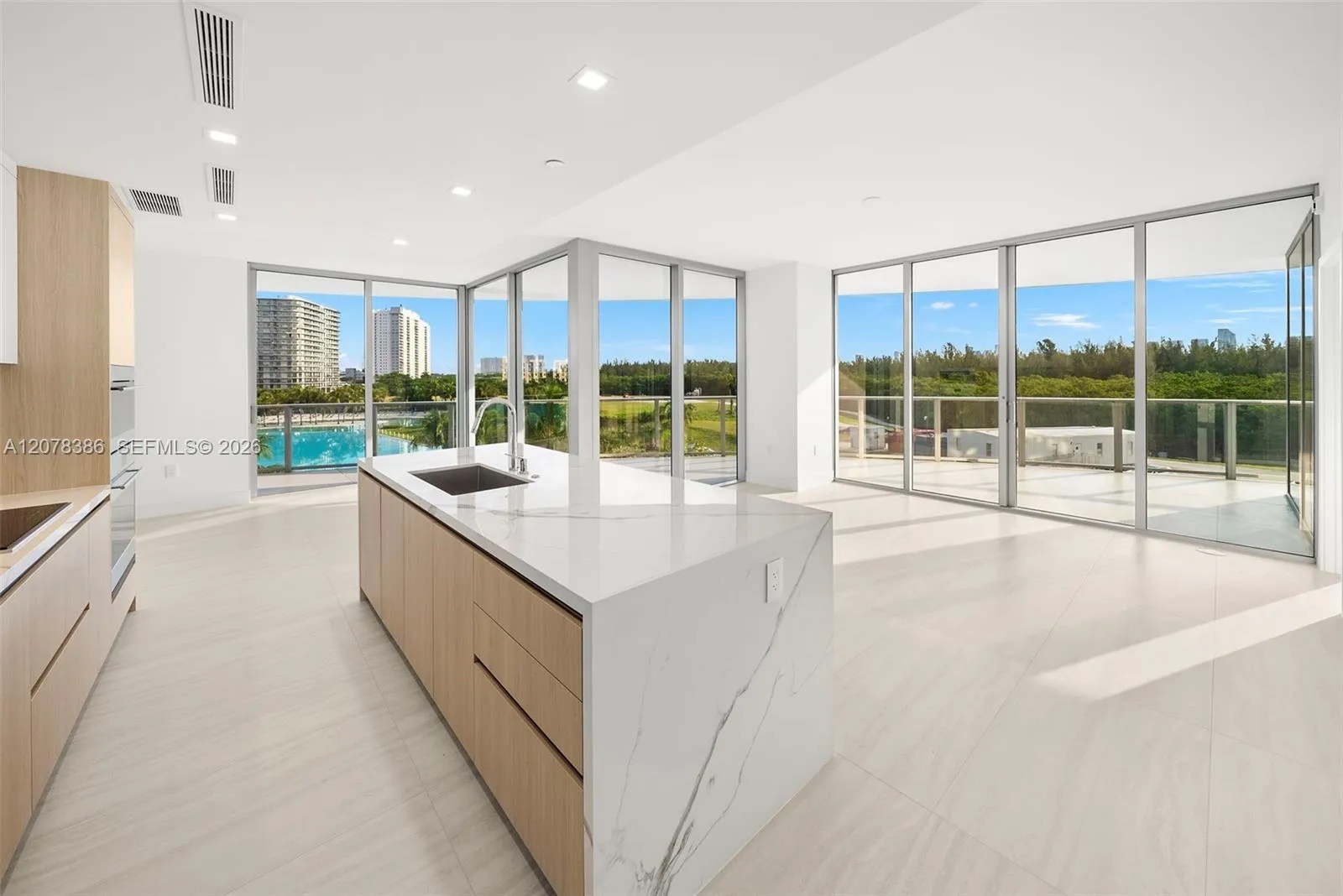 Foto de propiedad en 2411 Laguna Circle 311, North Miami, FL 33181 North Miami con MLS# 