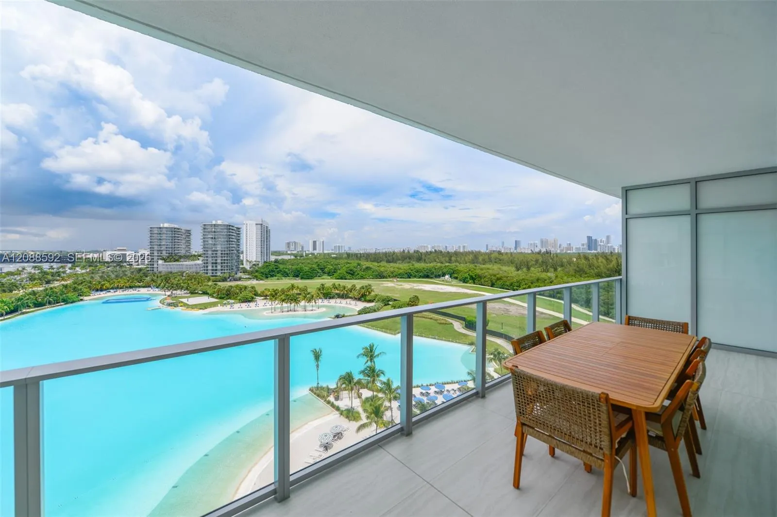 Foto de propiedad en 2411 Laguna Circle 807, North Miami, FL 33181 North Miami con MLS# 