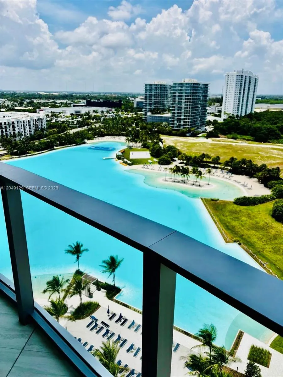 Foto de propiedad en 2411 Laguna Circle N 1411, Miami, FL 33181 Miami con MLS#