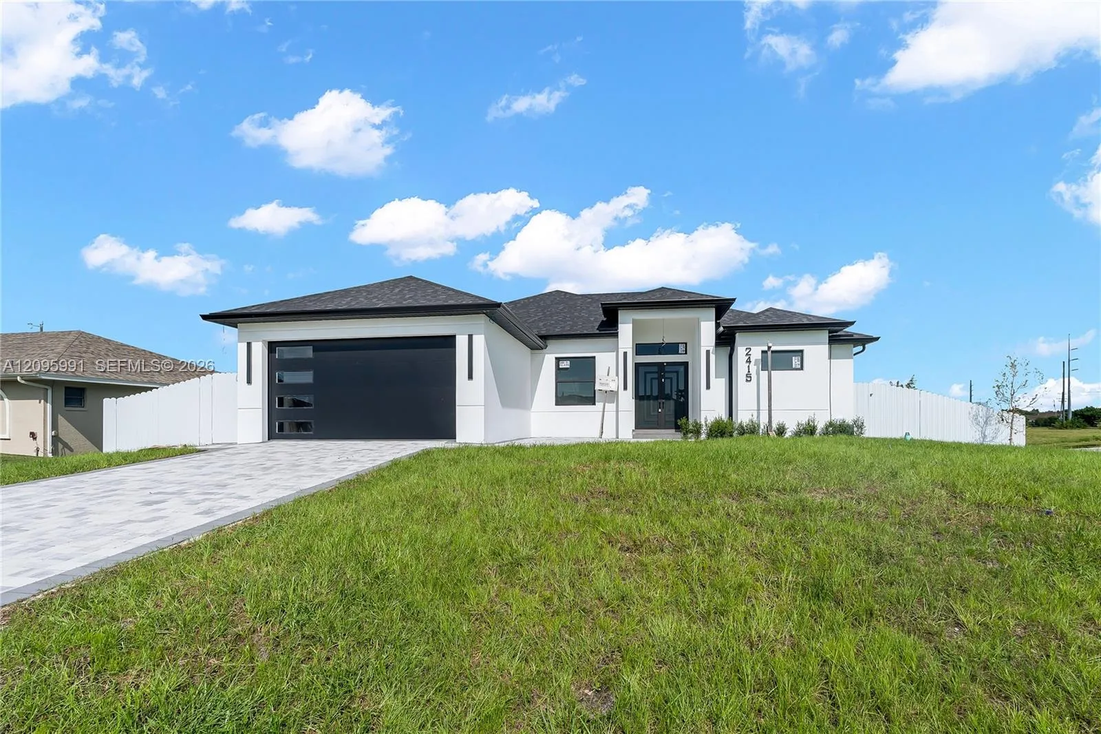 En Venta 2415 NE 22nd Place, Cape Coral, FL 33909, Cape Coral, FL 33909