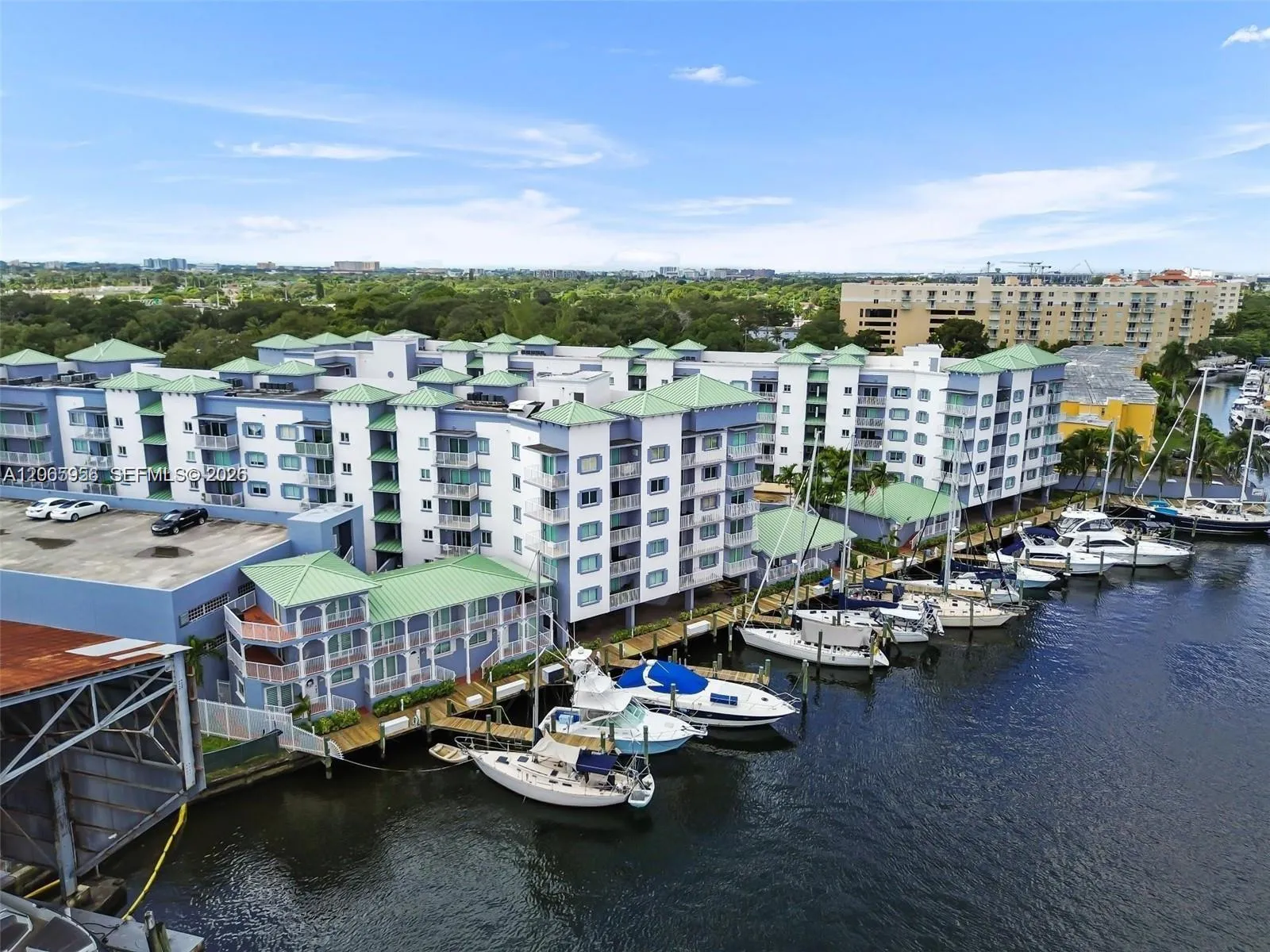 Foto de propiedad en 2415 NW 16th St Road 315, Miami, FL 33125 Miami con MLS# 