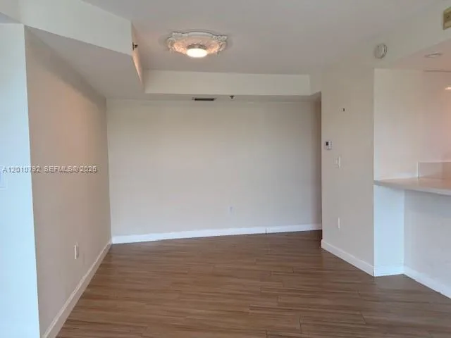 Foto de propiedad en 2415 NW 16th St Road 605-1, Miami, FL 33125 Miami con MLS# 